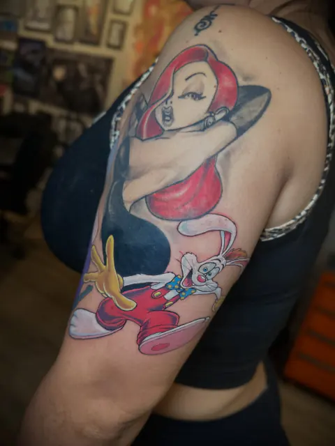 Tatuaje a color de Jessica Rabbit en el brazo