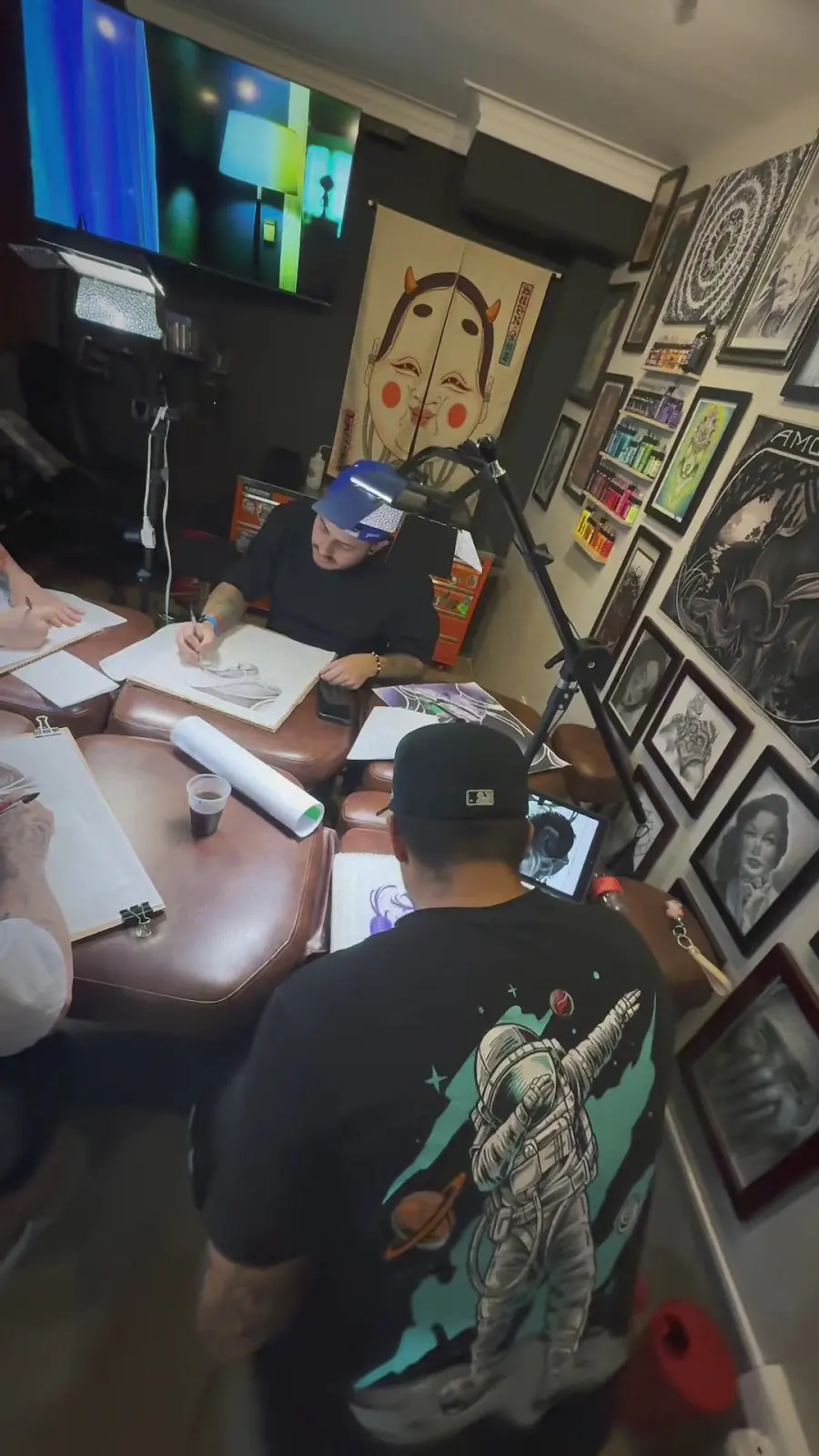 Interior del estudio Ópalo con cuadros en las paredes y artistas trabajando