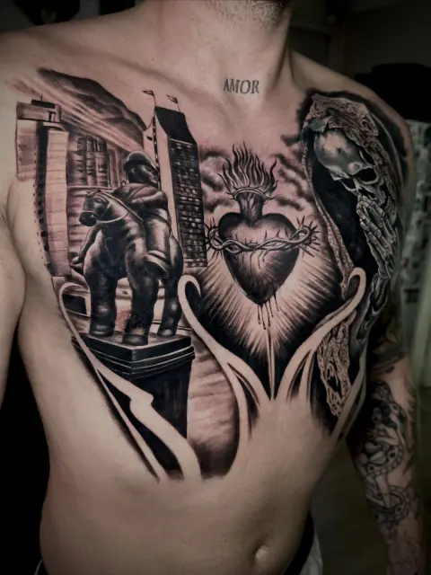 Pecho en black & grey con el Sagrado Corazón y símbolos de Medellín, en proceso