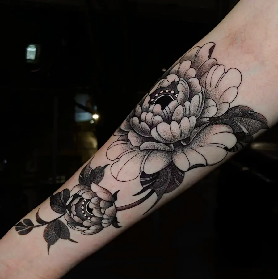 Tatuaje de peonías en black & grey sobre el antebrazo
